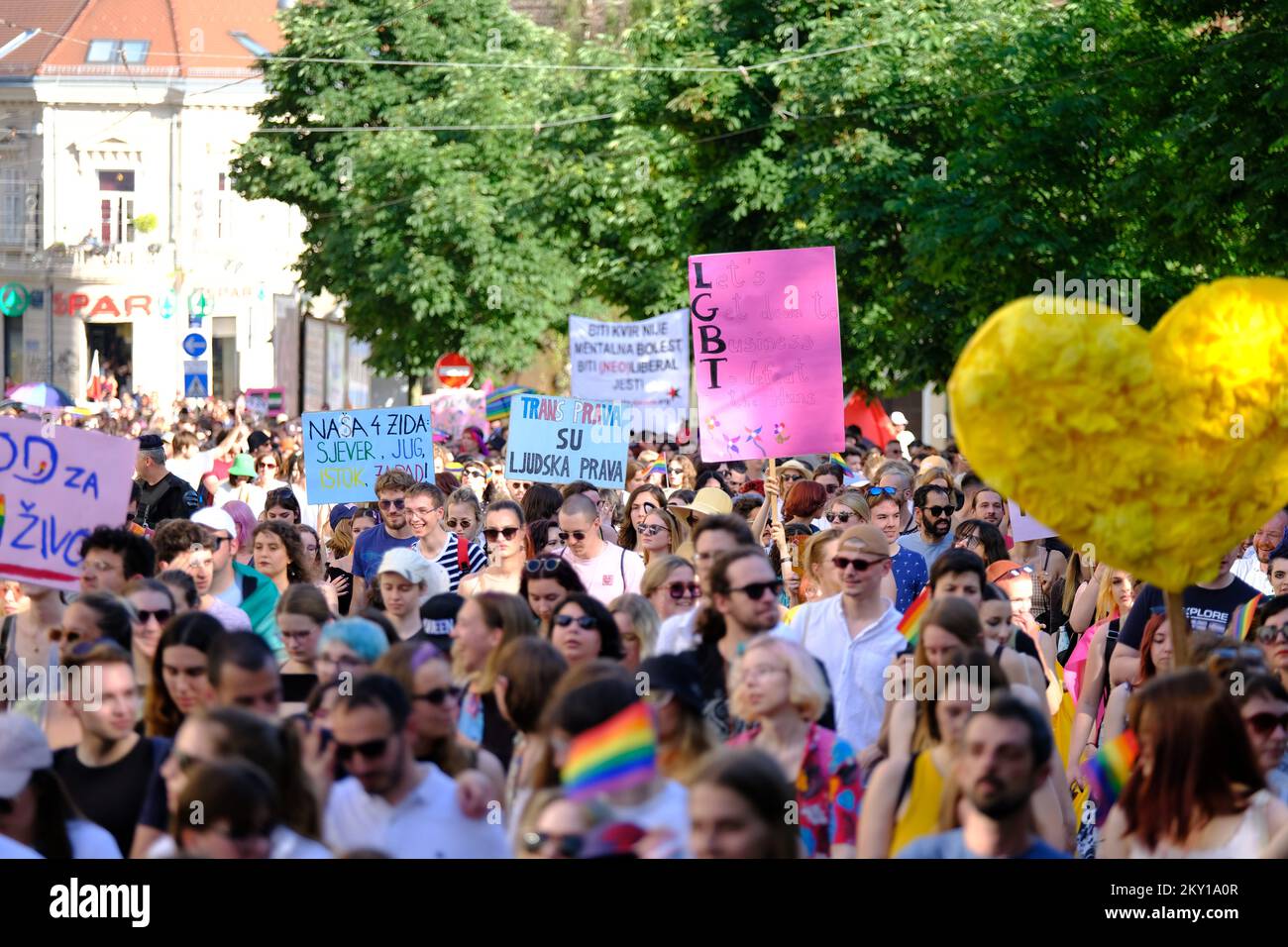 Die Teilnehmer nehmen am 4. Juni 2022 an dem Zagreb Pride march for Equality 21. unter dem ironischen Motto „Gib uns unsere vier Wände!“ in Zagreb, Kroatien, Teil. Foto: Slaven Branislav Babic/PIXSELL Stockfoto
