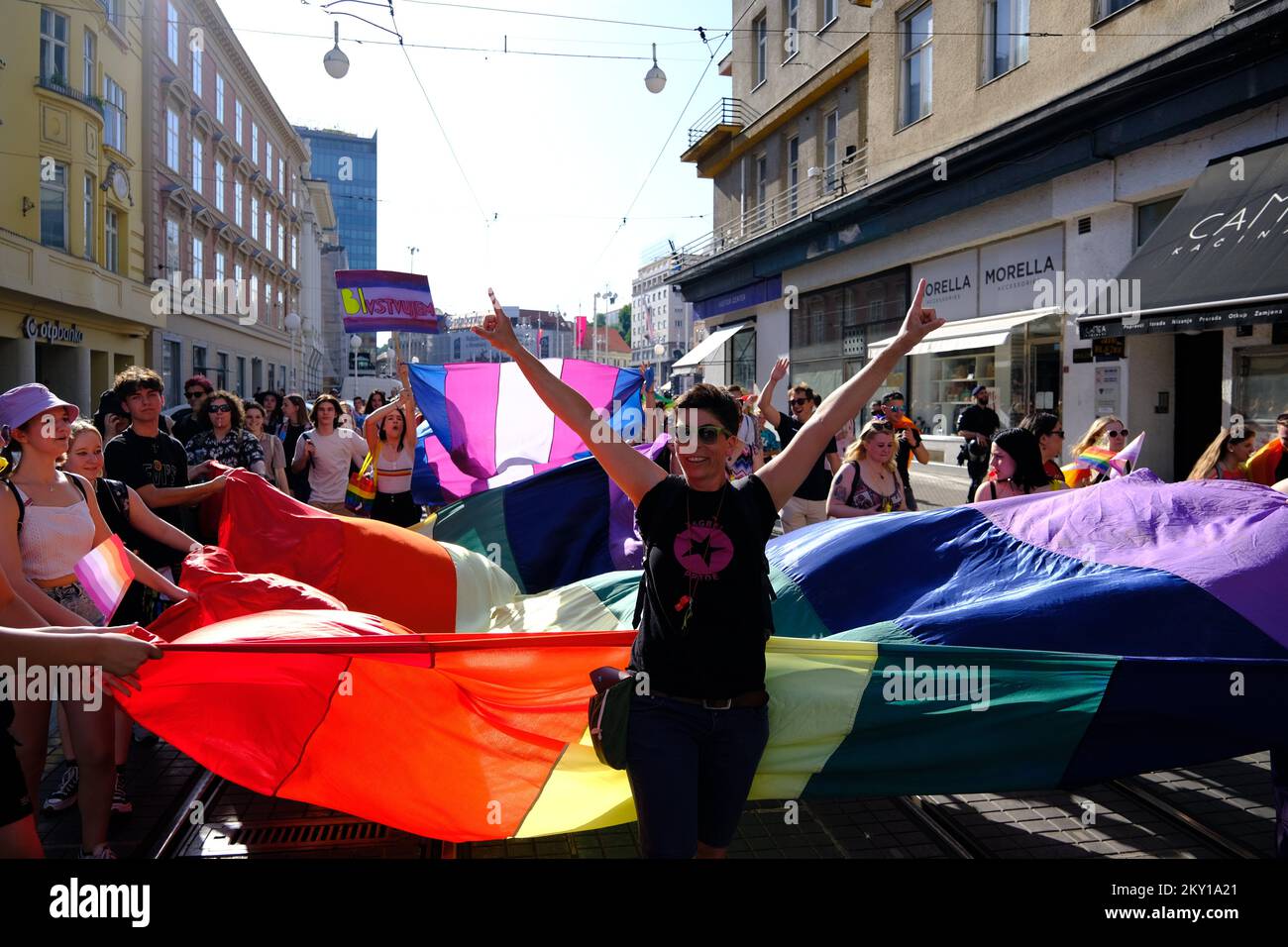 Unter dem ironischen Motto „Gib uns unsere vier Wände!“ halten die Teilnehmer am 4. Juni 2022 in Zagreb, Kroatien, eine riesige, regenbogenfarbene Fahne während des Zagreb Pride march 21. für Gleichheit. Foto: Slaven Branislav Babic/PIXSELL Stockfoto