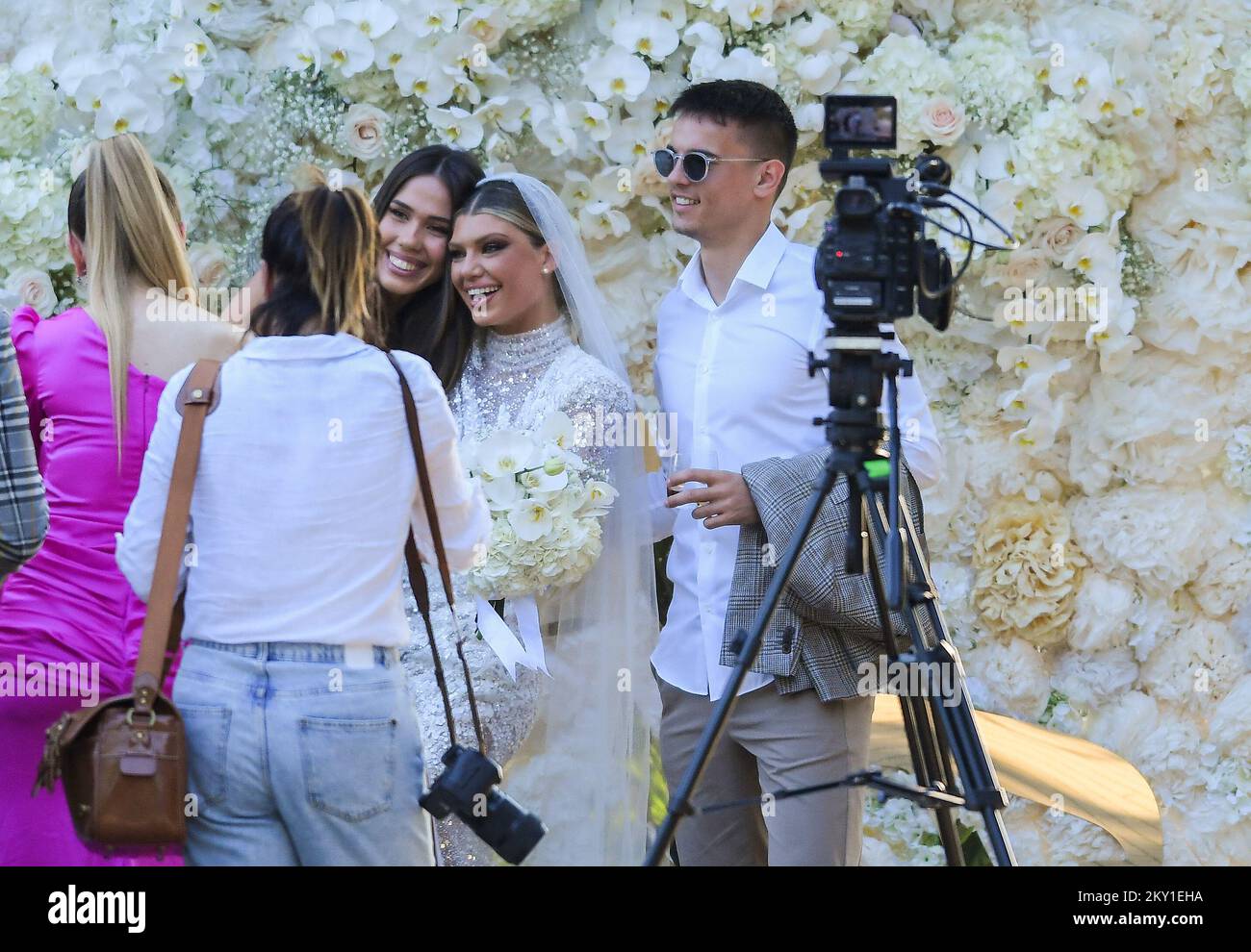 Dina Dragija fotografiert mit Gästen während ihrer Hochzeitsfeier am 11. Juni 2022 in Varazdin, Kroatien. Das kroatische Fußballnationalmitglied Tin Jedvaj und seine langjährige Freundin Dina Dragija, Studentin an der renommierten Universität London und Meisterin der internationalen Beziehungen und Diplomatie, heirateten in der Pfarrkirche St. Nikola in Varazdin. Die Feier nach der kirchlichen Trauung fand auf Schloss Leitner statt, wo die Braut mit Familie und Gästen fotografiert wurde. Foto: Josip Regovic/PIXSELL Stockfoto