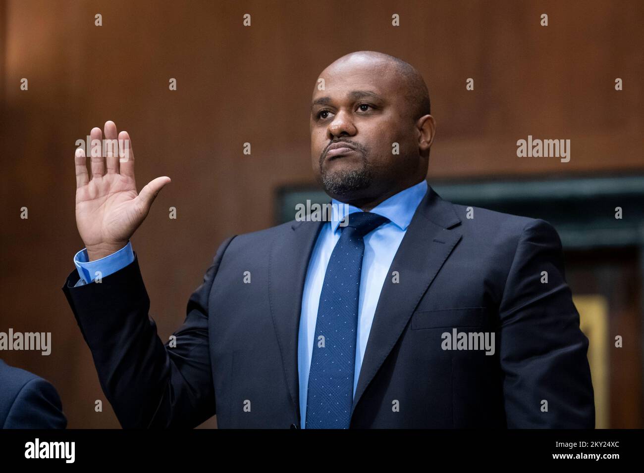 Washington, Vereinigte Staaten. 30.. November 2022. James Edward Simmons, Jr., wird während einer Anhörung des Senatsausschusses für die Richter für seine Nominierung zum US-Bezirksrichter für den Southern District of California im Dirksen Senate Office Building in Washington, DC, am Mittwoch, den 30. November 2022, vereidigt. Kredit: Rod Lamkey/CNP/dpa/Alamy Live News Stockfoto