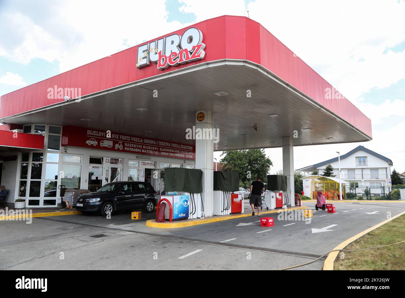 Die geschlossene Eurobenz-Tankstelle ist am 6. Juli 2022 in Zagreb, Kroatien, zu sehen. In ganz Kroatien haben kleine Tankstellen aufgrund der Entscheidung der Regierung, die Kraftstoffpreise einzufrieren und die Aufschläge zu senken, ihre Schließung aufgenommen. Foto: Zeljko Hladika/PIXSELL Stockfoto