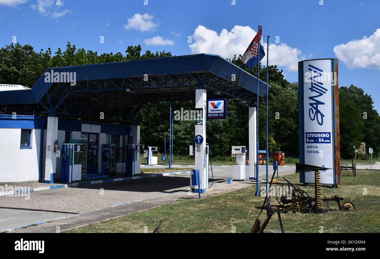 Die geschlossene Santini-Tankstelle ist am 6. Juli 2022 in Vinkovci, Kroatien, zu sehen. In ganz Kroatien haben kleine Tankstellen aufgrund der Entscheidung der Regierung, die Kraftstoffpreise einzufrieren und die Aufschläge zu senken, ihre Schließung aufgenommen. Foto: Ivica Galovic/PIXSELL Stockfoto