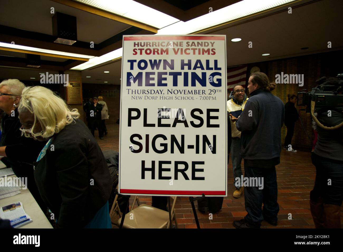 Staten Island, New York, 29. November 2012 In der New Dorp High School Fand Ein Rathaustreffen für Einwohner von Staten Island statt, die vom Hurrikan Sandy betroffen waren. Vertreter von Bundes-, Landes- und Stadtbehörden, darunter FEMA, SBA und viele andere, werden anwesend sein. Die FEMA arbeitet mit vielen Partnern zusammen, darunter Regierungen auf Bundes-, Landes-, Kommunal- und Stammesebene, ehrenamtliche religiöse und kommunale Organisationen sowie der Privatsektor, um die vom Hurrikan Sandy betroffenen Bewohner zu unterstützen. Eliud Echevarria/FEMA. New York Hurrikan Sandy. Fotos zu Katastrophen und Notfallmanagement Stockfoto