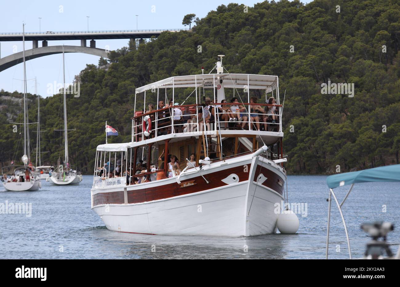 Touristengruppen, die am 13. Juli 2022 in Skradin, Kroatien, gesehen wurden. In Skradin warten Touristen auf die Touristenboote, die sie zum Krka-Nationalpark zu den Wasserfällen des Flusses Krka bringen. Foto: Dusko Jaramaz/PIXSELL Stockfoto