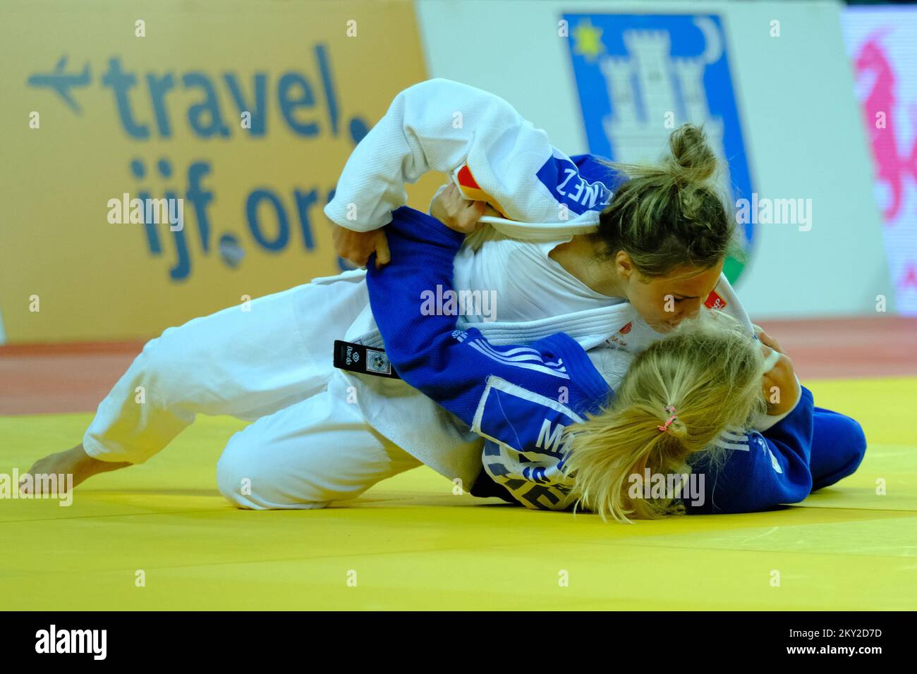 Laura Martinez Abelenda von Spanien kämpft gegen Tamar Malco von Israel während der IJF World Tour Zagreb Grand Prix, die am 15. Juli 2022 in der Zagreb Arena in Zagreb, Kroatien, stattfindet. Foto: Slaven Branislav Babic/PIXSELL Stockfoto