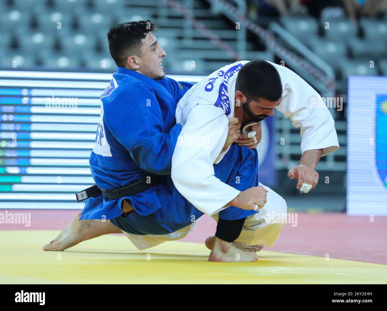 Tato Grigalaschwili aus Georgien in einem Kampf gegen Guilherme Schmidt aus Brasilien in der Kategorie der Männer bis 81kg während der IJF-Weltreise zum Zagreb Grand Prix, die am 16. Juli 2022 in der Zagreb-Arena in Zagreb, Kroatien, stattfindet. Foto: Zeljko Hladika/PIXSELL Stockfoto