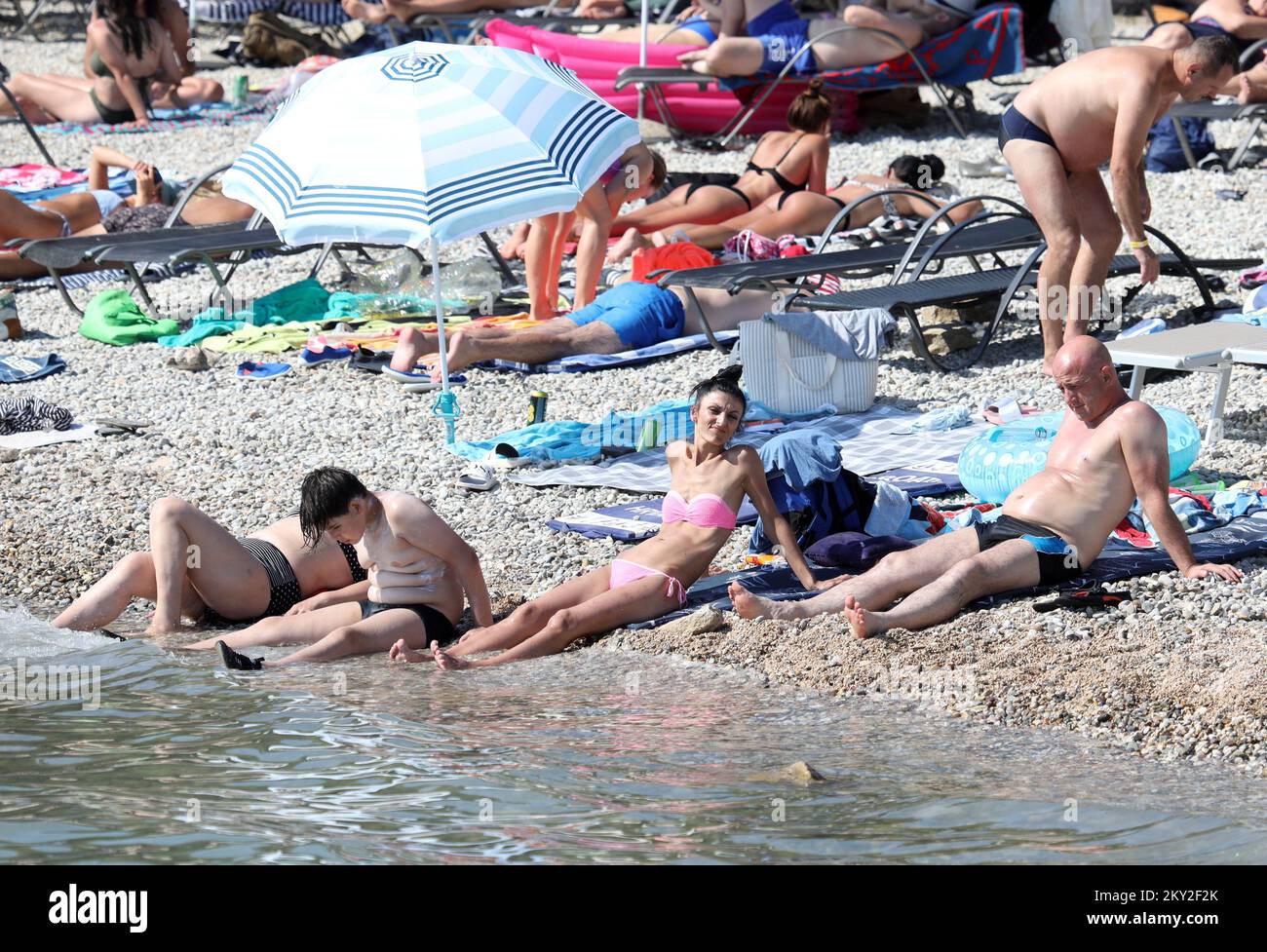 Touristen an einem überfüllten Strand in Vodice, Kroatien am 17. Juli 2022. Das Wochenende Mitte Juli ist der Höhepunkt des touristischen Sommers an der kroatischen Küste. Foto: Dusko Jaramaz/PIXSELL Stockfoto