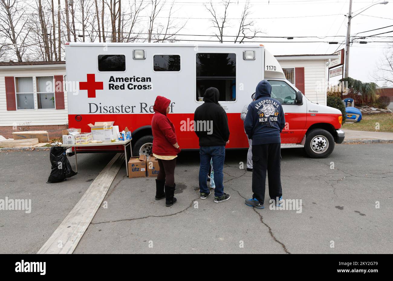 Stoney Point, New York, 1. Dezember 2012 Freiwillige des Roten Kreuzes bieten Mahlzeiten für Überlebende des Hurricane Sandy in Stoney Point, New York. Die FEMA arbeitet mit verschiedenen Partnern zusammen, darunter Bundes-, Landes-, Kommunal- und Stammesregierungen, ehrenamtliche religiöse und kommunale Organisationen sowie der Privatsektor, um die vom Hurrikan Sandy betroffenen Bewohner zu unterstützen. Chris Kleponis/FEMA. New York Hurrikan Sandy. Fotos zu Katastrophen- und Notfallmanagementprogrammen, Aktivitäten und Beamten Stockfoto