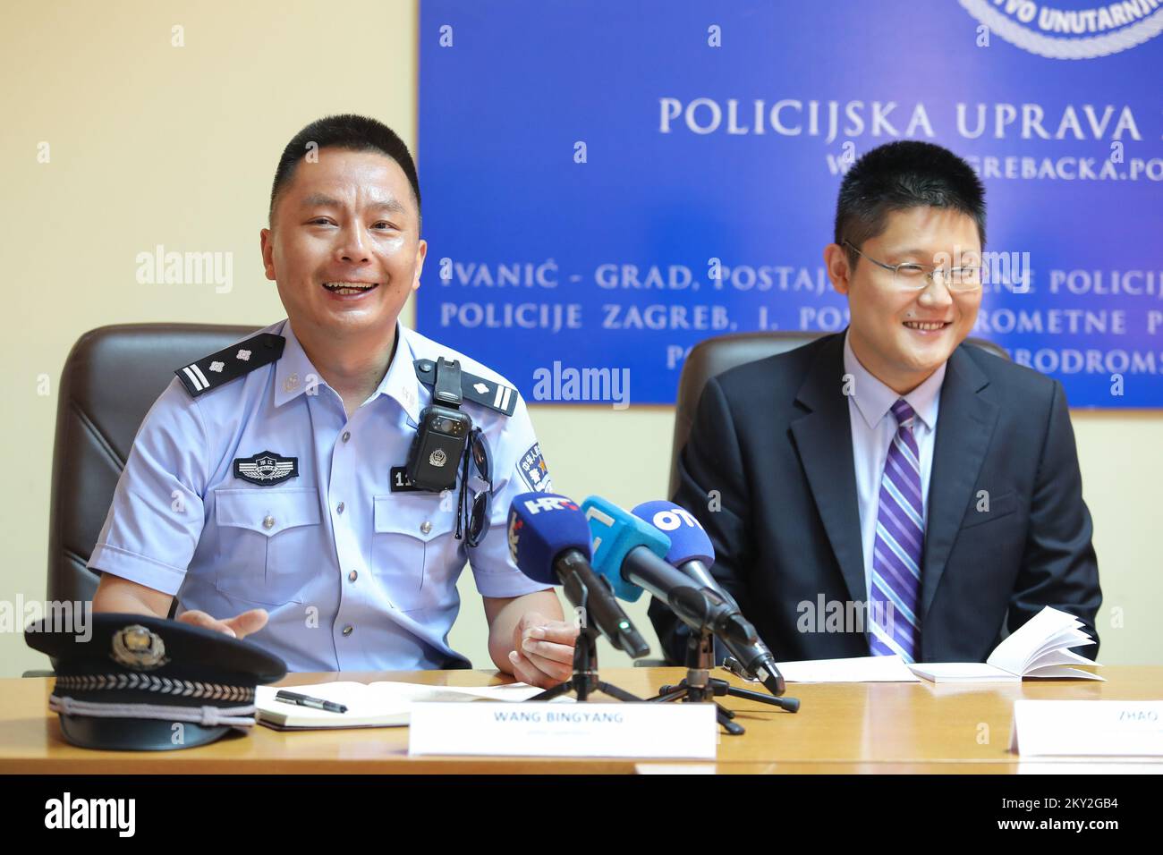 Der chinesische Polizeiaufseher Bingyang Wang und das Mitglied der chinesischen Botschaft in Kroatien, Zhao Chen, sprechen während einer Ankündigung der gemeinsamen Polizeistreife Kroatiens und Chinas in Zagreb, Kroatien, am 19. Juli 2022. Acht chinesische Polizisten werden die einmonatige gemeinsame Patrouille in Zagreb, Zadar, dem Nationalpark Plitvicer Seen und Dubrovnik durchführen. Foto: Tomislav Miletic/PIXSELL Stockfoto