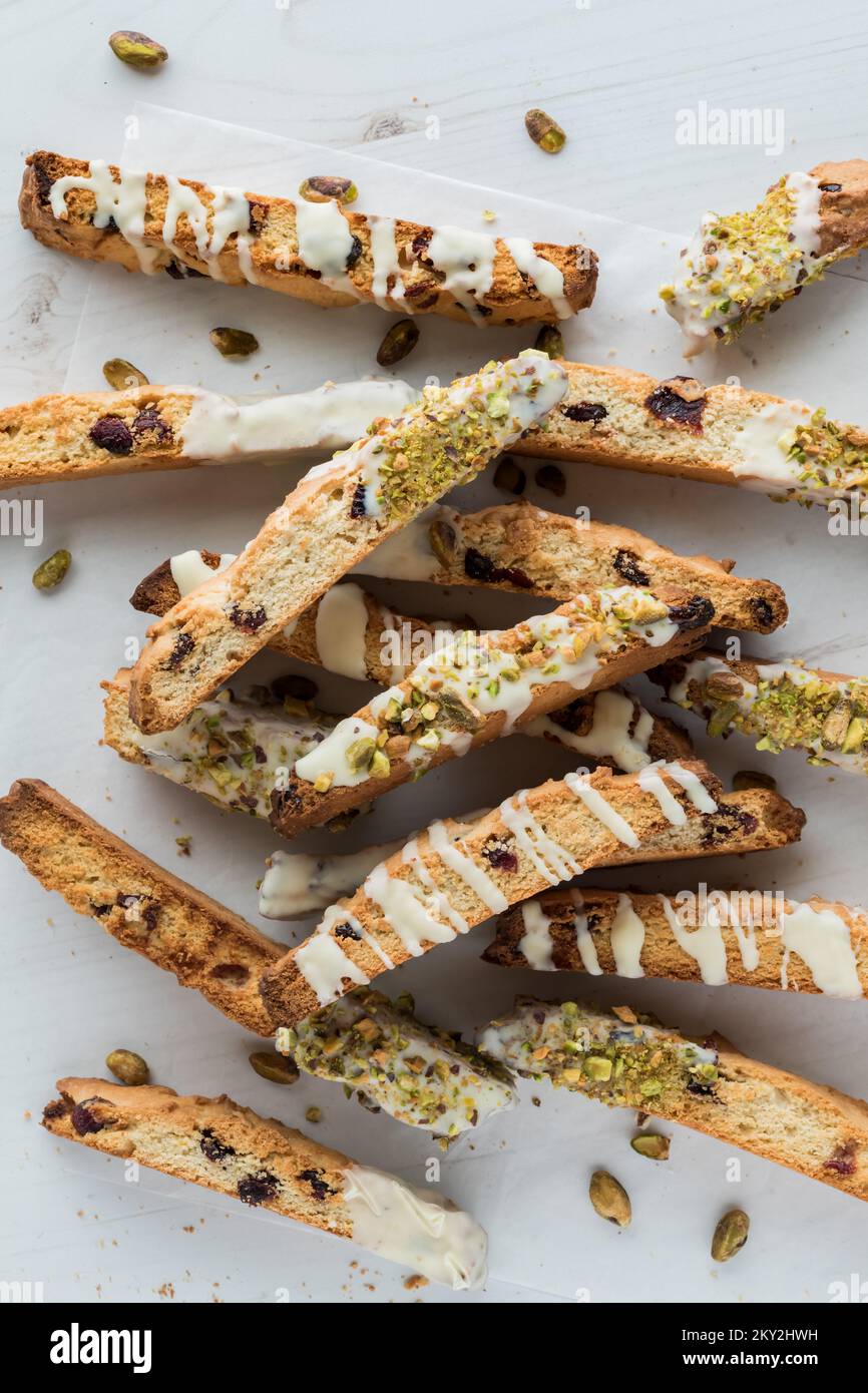 Blick über einen Haufen hausgemachter Cranberry- und Pistazienbiscotti. Stockfoto