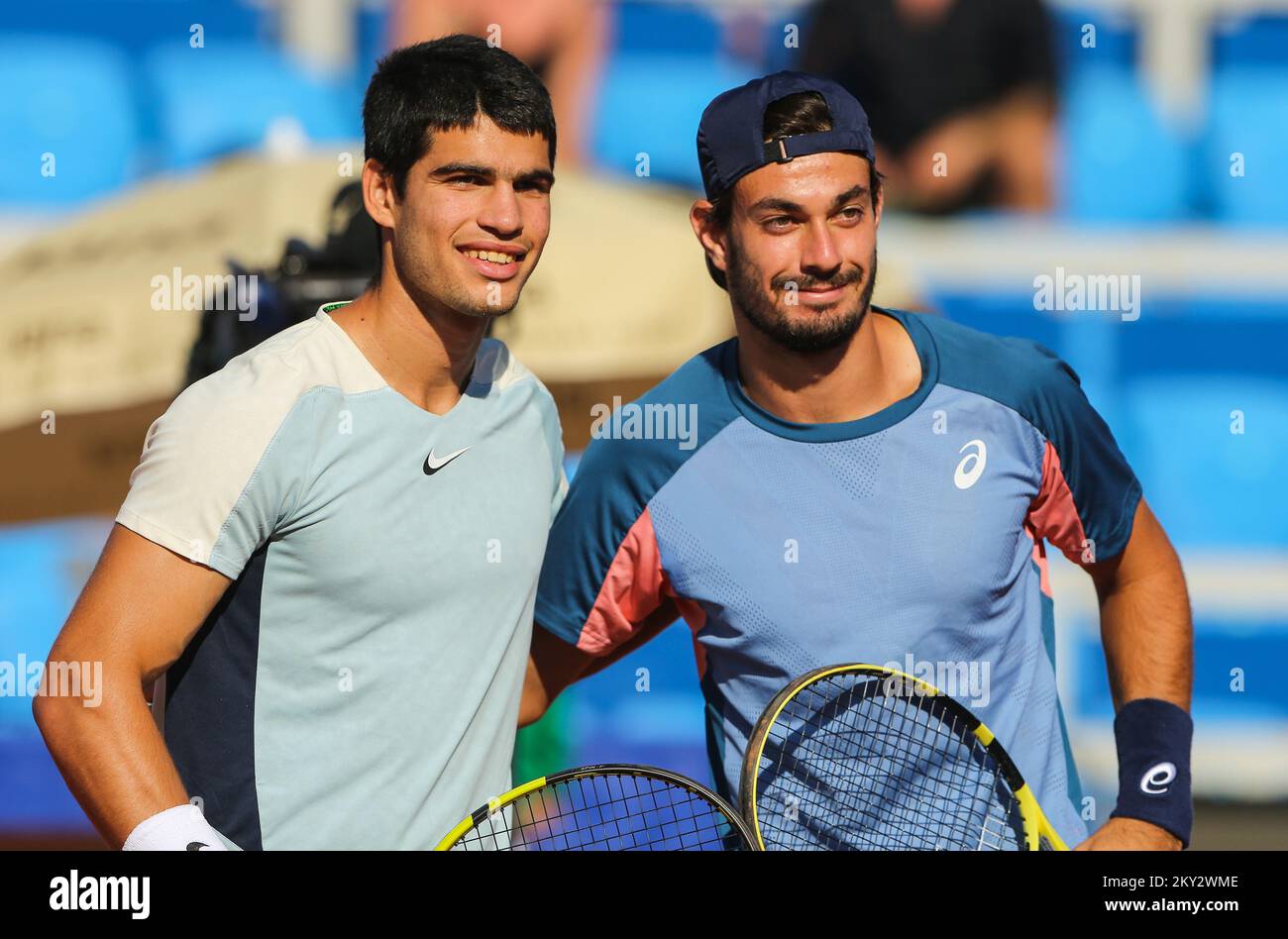 UMAG, KROATIEN - JULI 30: Carlos Alcaraz aus Spanien und Giulio Zeppieri aus Italien posieren gemeinsam vor dem Halbfinalspiel von Menâ€™am 7. Tag des 2022. Kroatischen Open Umag im ATP-Stadion Goran Ivanisevic am 30. Juli 2022 in Umag, Kroatien. Foto: Jurica Galoic/PIXSELL Stockfoto