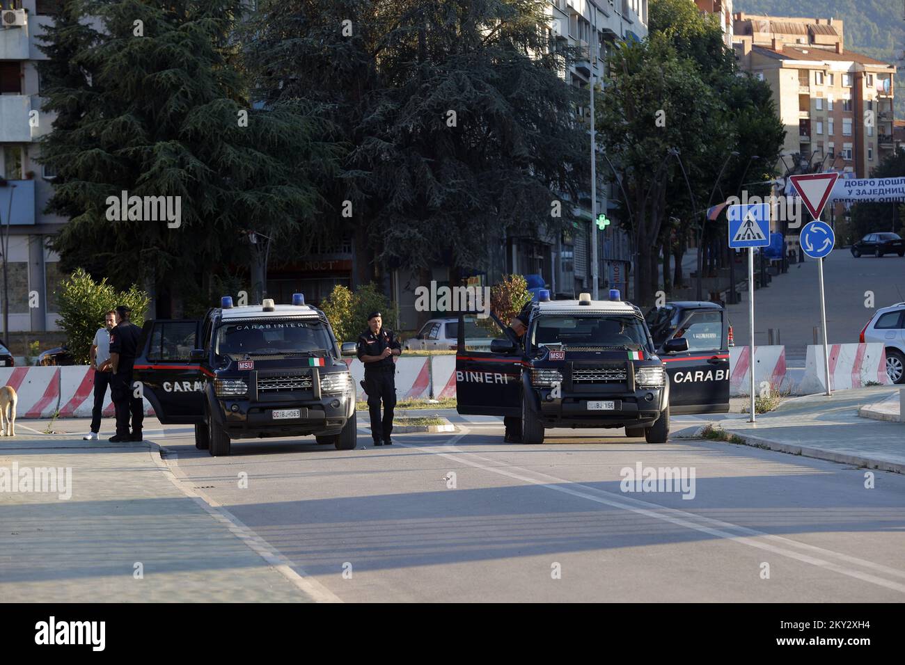 Die italienischen Carabinieri stehen am 1. August 2022 in Kosovska Mitrovica, Kosovo, neben der Brücke Ibra, die Albaner und Serben trennt. Aufgrund der Entscheidung der Regierung des Kosovo, die am 1. August um Mitternacht in Kraft treten sollte, blockierten die Serben im Norden des Kosovo am 31. Juli die Straßen zu den Grenzübergängen mit Serbien, Jarinje und Brnjak. Die Lage beruhigte sich in der Nacht, weil die Entscheidung der Regierung des Kosovo für einen Monat vorübergehend ausgesetzt wurde. Foto: Valdrin Xhemaj/PIXSELL Stockfoto