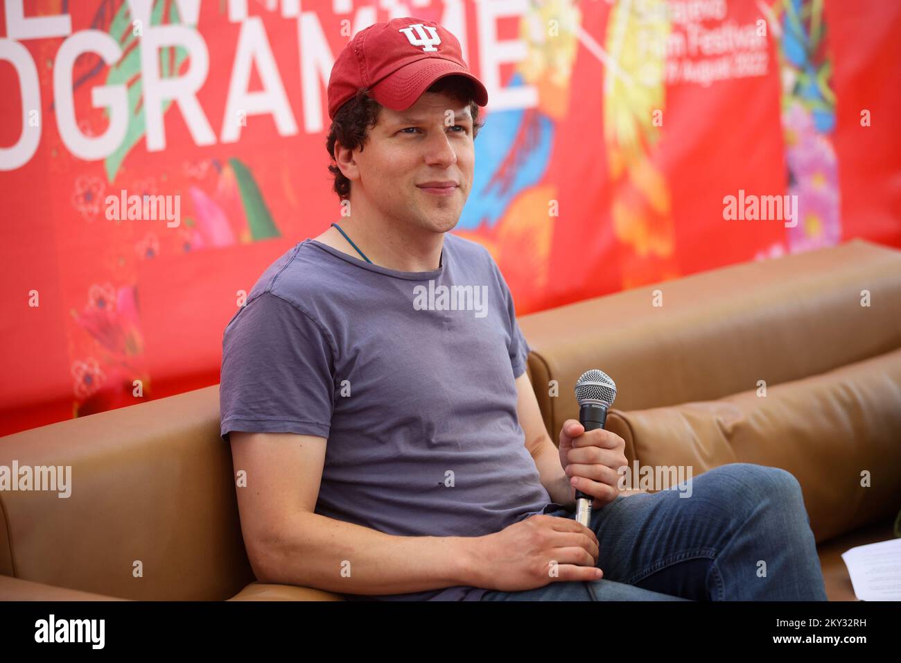 Der amerikanische Schauspieler Jesse Eisenberg nahm am Programm „Grand Kava sa (Grand Coffee with)“ am 16. August 2022 im Rahmen des Sarajevo Filmfestivals 28. in Sarajevo, Bosnien und Herzegowina Teil. Jess Eisenberg ist eine Oscar-nominierte amerikanische Schauspielerin und Regisseurin, deren Film „When You Finish Saving the World“ im Rahmen des Srajevo Film Festivals gezeigt wurde. Foto: Armin Durgut/PIXSELL Stockfoto