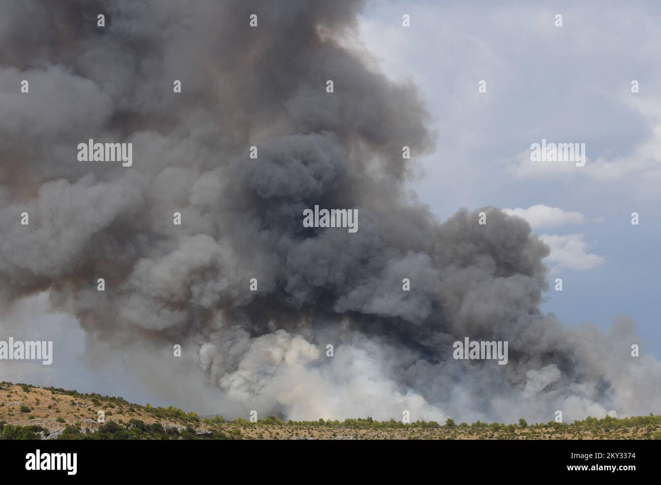 Das Foto vom 16. August 2022 zeigt den Rauch eines Waldbrands in Vrpolje bei Sibenik, Kroatien. Mehr als 60 Feuerwehrleute mit 21 Fahrzeugen, vier Canadairs und drei Lufttraktoren waren an der Brandbekämpfung beteiligt. Foto: Hrvoje Jelavic/PIXSELL Stockfoto