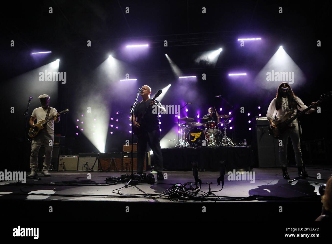 Joey Santiago, Black Francis und Paz Lenchantin von Pixies spielen während eines Konzerts in Zagreb, Kroatien, am 27. August 2022. Foto: Zeljko Hladika/PIXSELL Stockfoto