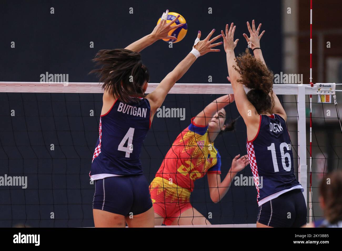 Bozana Butigan aus Kroatien versucht, einen Spitzenwert während der Qualifikationsgruppe der Volleyball-Frauenmeisterschaft Zu Blockieren Ein Spiel zwischen Kroatien und Rumänien in der Gradski Vrt Indoor Arena am 28. August 2022 in Ossjek, Kroatien. Stockfoto