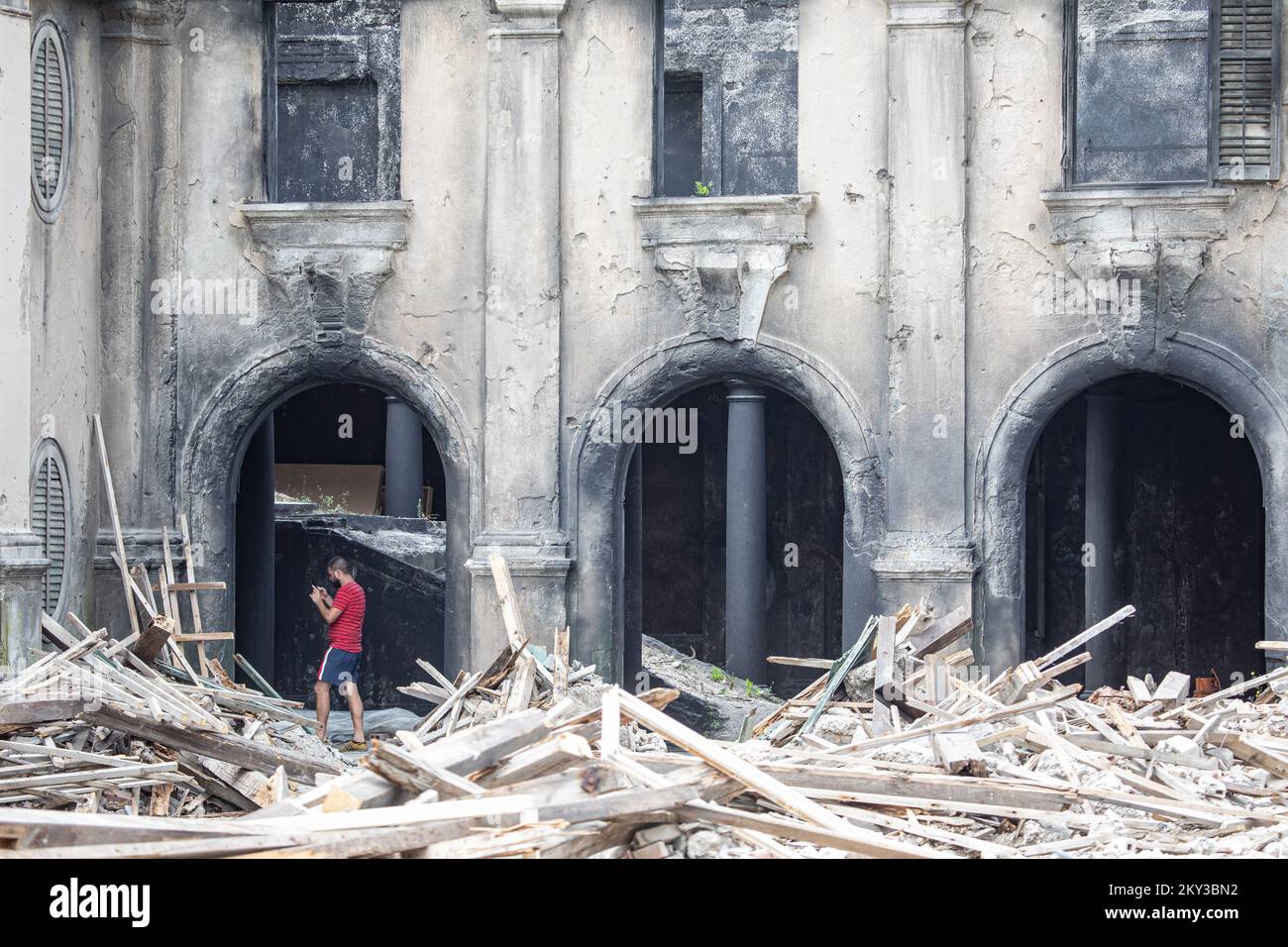 Das Hotel Grand, eine Ruine aus dem Heimatkrieg 1991, wird die Ruinen aus dem Zweiten Weltkrieg in einem neuen Film darstellen. Alles wird langsam für die Dreharbeiten vorbereitet, und obwohl nicht viele Details enthüllt wurden, ist bekannt, dass die Ruinen einer der Drehorte in der zweiten Septemberhälfte sein werden. Der Film wird über den legendären Fotografen des Magazins Vogue, Lee Miller, Die von Kate Winslet (46) gespielt wird. Der Film ist auch Schauplatz von Jude Law (49) und Marion Cotillard (46) in Dubrovnik, Kroatien, am 29. August. 2022. Foto: Grgo Jelavic/PIXSELL Stockfoto