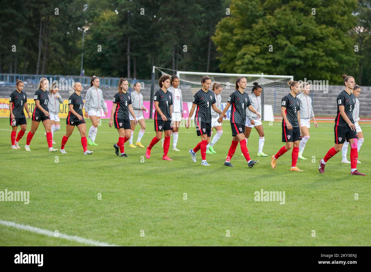 KARLOVAC, SEPTEMBER 02: Die Spieler stellen sich während des Qualifikationsspiels der FIFA Women's World Cup 2023 zwischen Kroatien und der Schweiz im Branko Cavlovic-Cavlek Stadion am 2. September 2022 in Karlovac, Kroatien, auf die Nationalhymnen. Foto: Matija Habljak/PIXSEL Stockfoto