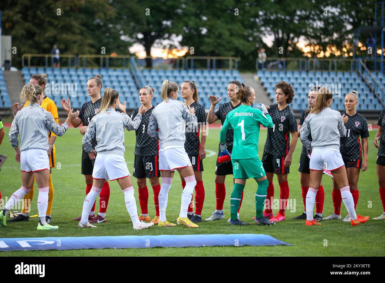 KARLOVAC, SEPTEMBER 02: Die Spieler stellen sich während des Qualifikationsspiels der FIFA Women's World Cup 2023 zwischen Kroatien und der Schweiz im Branko Cavlovic-Cavlek Stadion am 2. September 2022 in Karlovac, Kroatien, auf die Nationalhymnen. Foto: Matija Habljak/PIXSEL Stockfoto