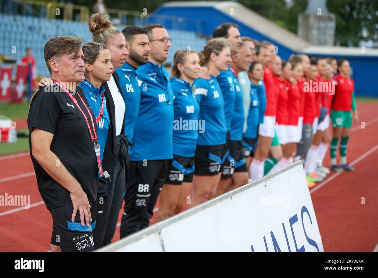 KARLOVAC, SEPTEMBER 02: Die Spieler stellen sich während des Qualifikationsspiels der FIFA Women's World Cup 2023 zwischen Kroatien und der Schweiz im Branko Cavlovic-Cavlek Stadion am 2. September 2022 in Karlovac, Kroatien, auf die Nationalhymnen. Foto: Matija Habljak/PIXSEL Stockfoto