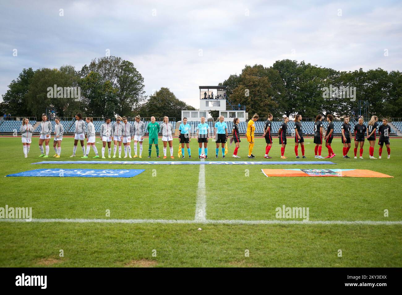 KARLOVAC, SEPTEMBER 02: Die Spieler stellen sich während des Qualifikationsspiels der FIFA Women's World Cup 2023 zwischen Kroatien und der Schweiz im Branko Cavlovic-Cavlek Stadion am 2. September 2022 in Karlovac, Kroatien, auf die Nationalhymnen. Foto: Matija Habljak/PIXSEL Stockfoto
