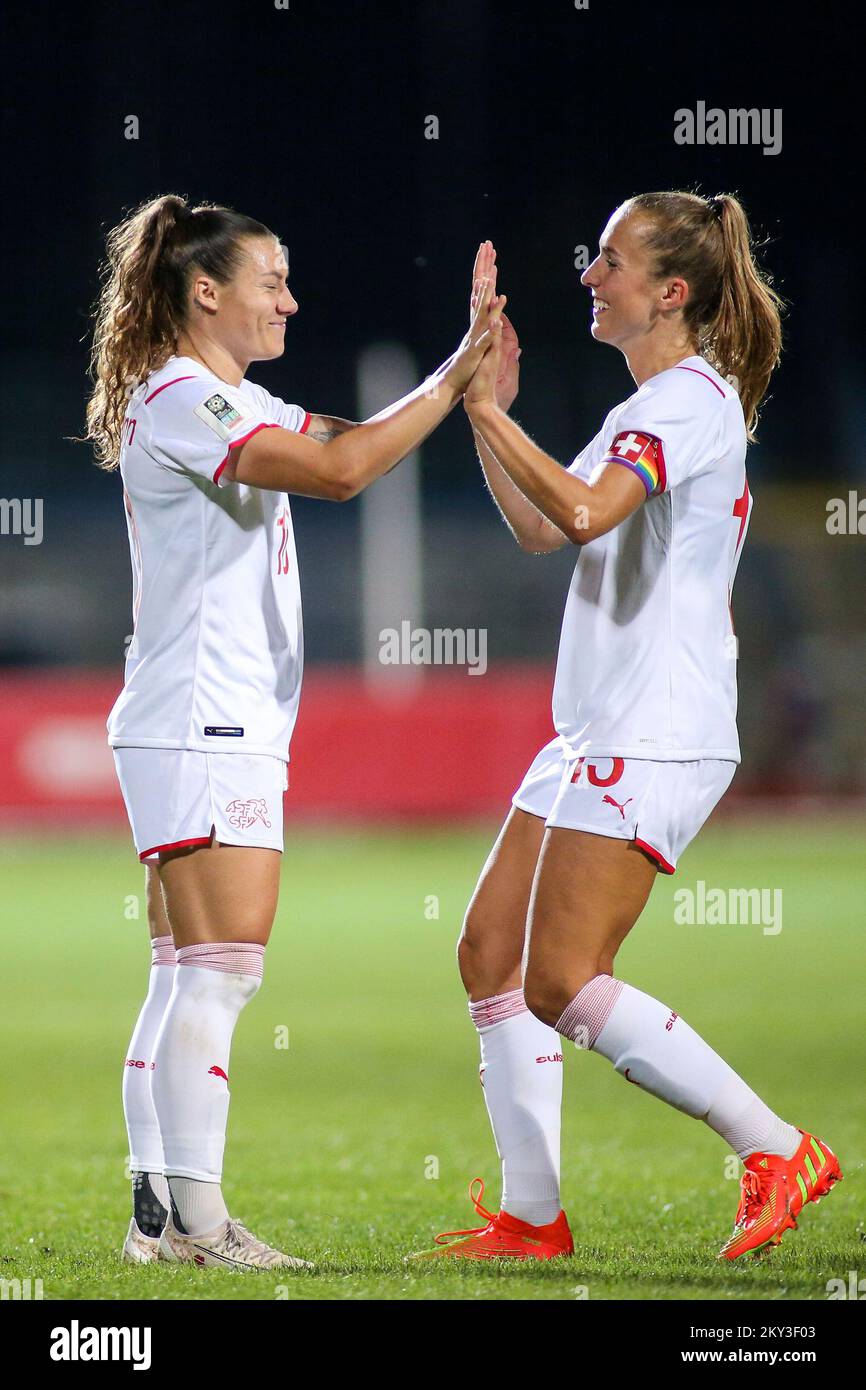 KARLOVAC, SEPTEMBER 02: Ramona Bachmann aus der Schweiz feiert nach einem Treffer beim Qualifikationsspiel zur FIFA Women's World Cup 2023 zwischen Kroatien und der Schweiz im Branko Cavlovic-Cavlek Stadion am 2. September 2022 in Karlovac, Kroatien. Foto: Matija Habljak/PIXSEL Stockfoto