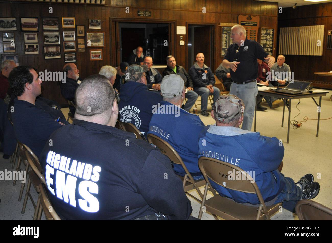 Freiwillige Feuerwehrleute Erhalten Informationen Über Zuschüsse. Hurrikan Sandy Aus New Jersey. Fotos zu Katastrophen- und Notfallmanagementprogrammen, Aktivitäten und Beamten Stockfoto