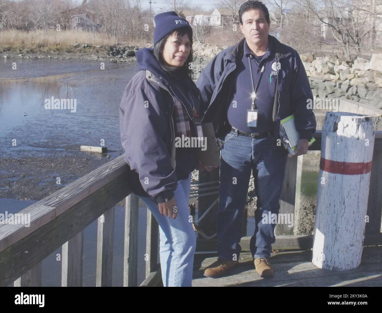 Windsor, Conn., 19. Dezember 2012 FEMA Community Relations Team Linda Martinez und Reinaldo Casiano, beide aus Puerto Rico, haben möglicherweise das Leben einer verzweifelten Frau gerettet, während sie am 30. November eine Küstengemeinde in Connecticut befragt haben. ΓÇ Frau, die sagte, forΓÇ habe nichts zu leben und wollte sterben, ging zu einem nahe gelegenen Pier. Es waren 37 Grad und die Frau trug nur einen Sweatsuit. Das Team rief 911 und blieb bei ihr, bis die Rettungseinheit eintraf. Connecticut Hurrikan Sandy. Fotos zu Katastrophen- und Notfallmanagementprogrammen, Aktivitäten und Beamten Stockfoto