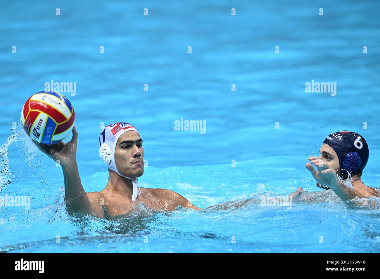 SPLIT, KROATIEN – SEPTEMBER 08: Andrija Basic von Kroatien im Kampf gegen Giacomo Cannella von Italien während des Halbfinalspiels der LEN European Water Polo Championships zwischen Kroatien und Italien in der Spaladium Arena am 8. September 2022 in Split, Kroatien. Foto: Marko Lukunic/PIXSELL Stockfoto