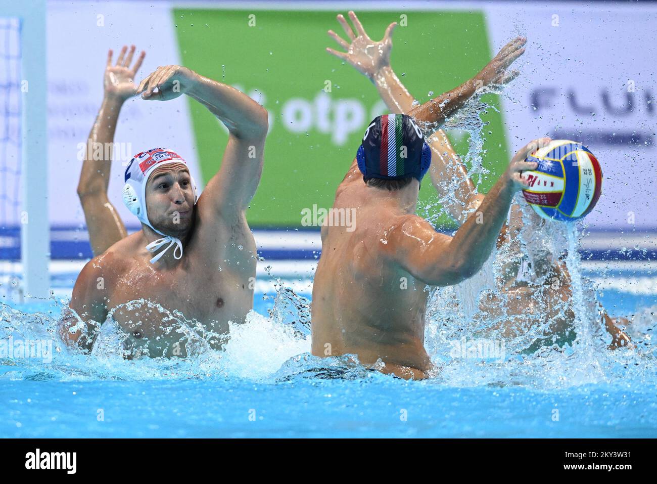 SPLIT, KROATIEN - 08. SEPTEMBER: Konstantin Kharkov aus Kroatien im Einsatz gegen Giacomo Cannella aus Italien während der len European Water Polo Championships Halbfinale zwischen Kroatien und Italien in der Spaladium Arena am 8. September 2022 in Split, Kroatien. Foto: Marko Lukunic/PIXSELL Stockfoto