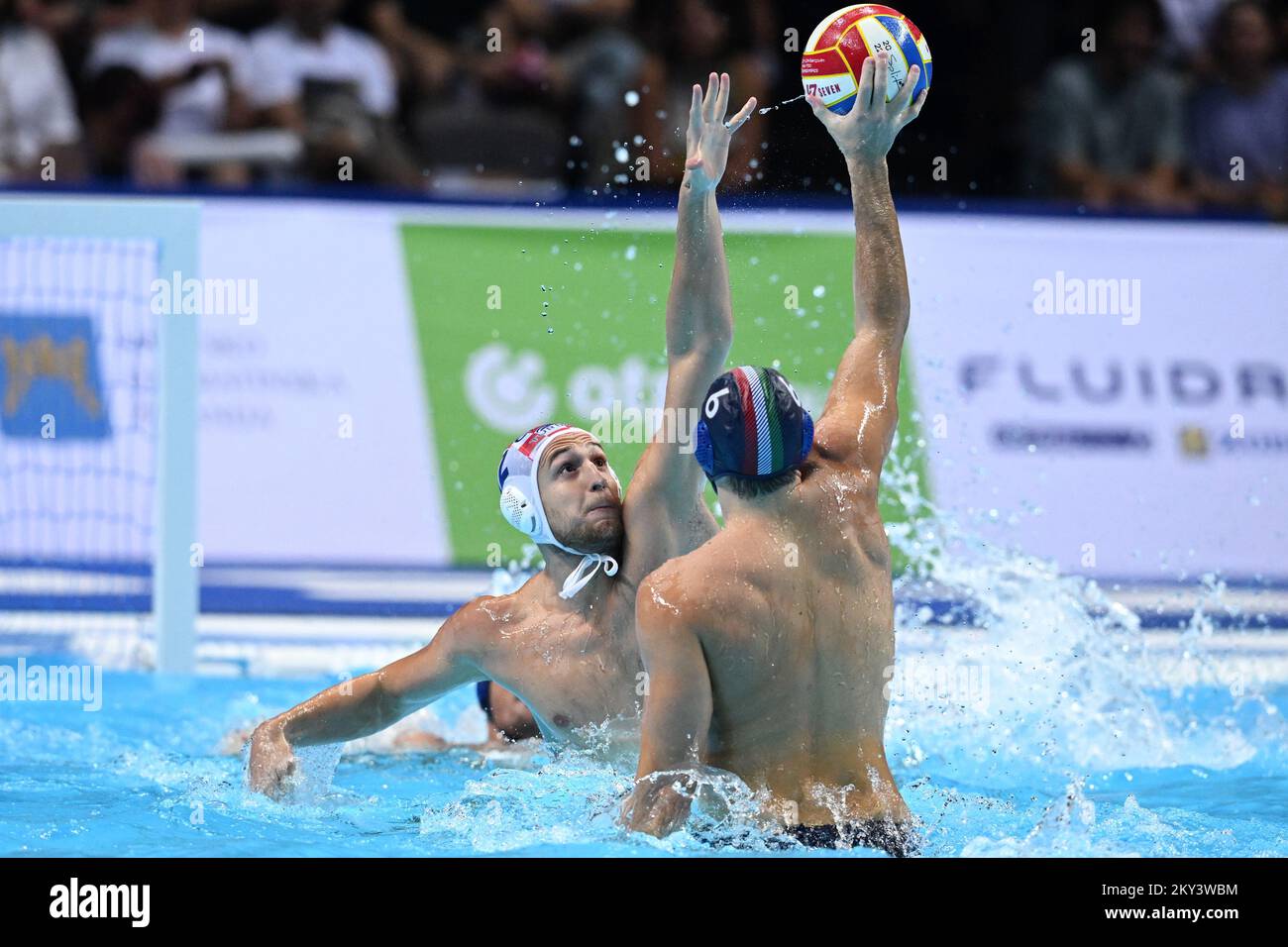 SPLIT, KROATIEN - 08. SEPTEMBER: Konstantin Kharkov aus Kroatien im Einsatz gegen Giacomo Cannella aus Italien während der len European Water Polo Championships Halbfinale zwischen Kroatien und Italien in der Spaladium Arena am 8. September 2022 in Split, Kroatien. Foto: Marko Lukunic/PIXSELL Stockfoto