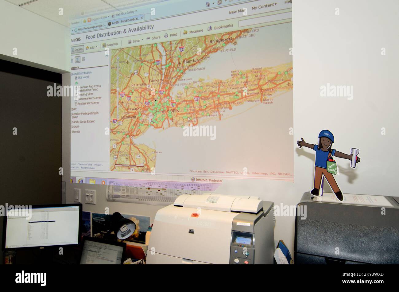 lat Stella und Flat Stanley besuchen das FEMA Joint Field Office (J. New York Hurricane Sandy. Fotos zu Katastrophen- und Notfallmanagementprogrammen, Aktivitäten und Beamten Stockfoto