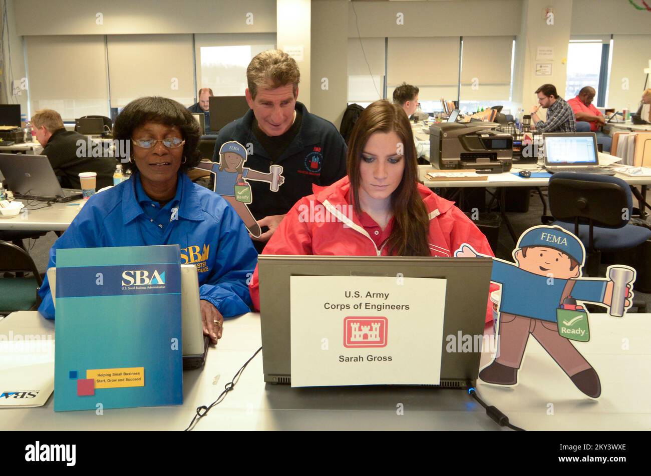 Queens, New York, 4. Januar 2013 Flat Stella und Flat Stanley besuchen das FEMA Joint Field Office (JFO) in Queens, NY, um an Treffen mit dem FEMA Federal Coordinating Officer Michael Byrne, FEMA-Partnern und -Partnern, teilzunehmen. Die FEMA arbeitet mit vielen Partnern und ehrenamtlichen Organisationen zusammen, um die vom Hurrikan Sandy betroffenen Bewohner zu unterstützen. Andre R. Aragon/FEMA. New York Hurrikan Sandy. Fotos zu Katastrophen- und Notfallmanagementprogrammen, Aktivitäten und Beamten Stockfoto