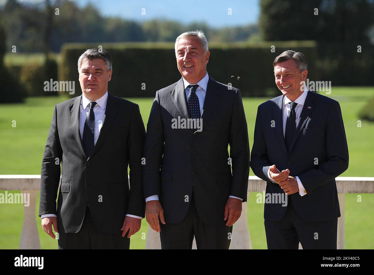 Der kroatische Präsident Zoran Milanovic und der slowenische Präsident Borut Pahor begrüßten den Präsidenten Montenegros Milo Djukanovic im Rahmen der 11.. Jahrestagung der Staatschefs des Brdo-Brijuni-Prozesses am 12. September 2022 in Brdo bei Kranja, Slowenien. Foto: Goran Stanzl/PIXSELL Stockfoto