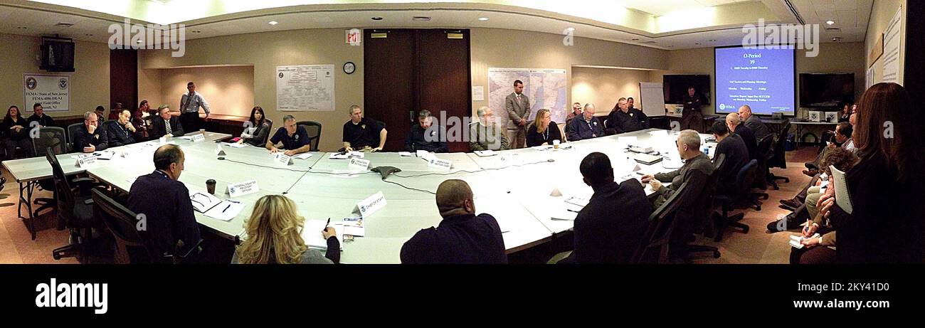 Lincroft, N.J., 8. Januar 2013, Kongressabgeordneter Frank Pallone (D) nimmt an einem Briefing in der Joint Field Office Teil, in dem es um die Wiederaufbaumaßnahmen im Zusammenhang mit dem Hurrikan Sandy geht. Die Abteilung für Kongressangelegenheiten ist die Hauptverbindungsstelle der Federal Emergency Management Agency mit dem US-Kongress. Unsere Mission ist es, proaktiv mit den Kongressmitgliedern und ihren Mitarbeitern zu kommunizieren, um starke Arbeitsbeziehungen aufzubauen, die die Prioritäten der Agentur in den Bereichen Gesetzgebung und Notfallmanagement voranbringen. Adam DuBrowa/FEMA. Hurrikan Sandy Aus New Jersey. Fotos von Katastrophen und EM Stockfoto