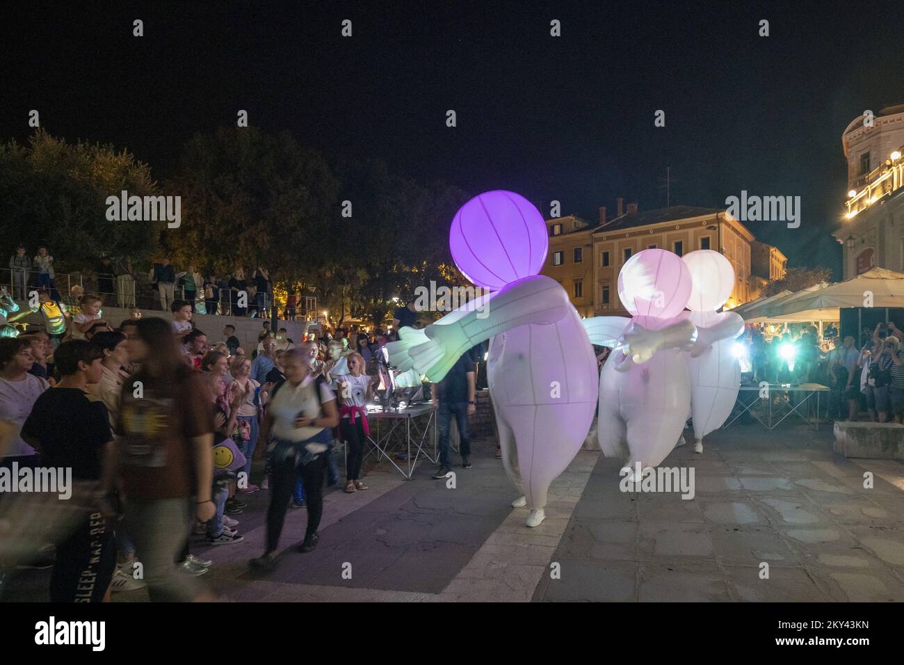 Eröffnung des Lichtfestivals „Visualia“ in Pula, Kroatien, am 15. September 2022. Nach der Eröffnung führten riesige, leichte Babys die Menschen vom Portarate Square durch das Forum und durch die Visualia Points. Stockfoto