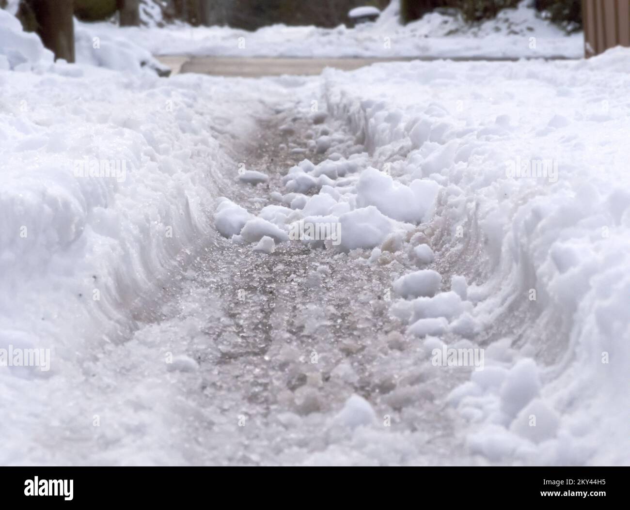 Reifenspuren auf dem Schnee im Winter 2022 in Vancouver, British Columbia, Kanada Stockfoto