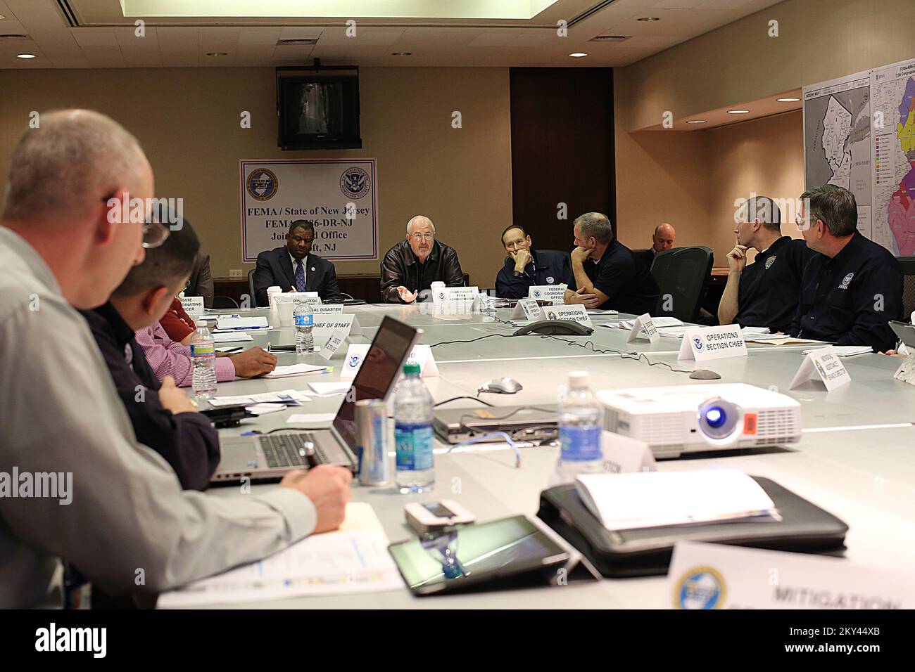 Lincroft, N.J., 9. Januar 2013 FEMA-Administrator Craig Fugate spricht über Katastropheneinsätze im Außendienst und erhält Programmupdates von den leitenden Befehlshabern des Joint Field Office (JFO). Die Mission der FEMA besteht darin, unsere Bürger und Ersthelfer zu unterstützen, um sicherzustellen, dass wir als Nation zusammenarbeiten, um unsere Fähigkeit aufzubauen, zu erhalten und zu verbessern, sich auf alle Gefahren vorzubereiten, sie zu schützen, darauf zu reagieren, sich von ihnen zu erholen und sie zu mindern. Adam DuBrowa/FEMA. Hurrikan Sandy Aus New Jersey. Fotos zu Katastrophen- und Notfallmanagementprogrammen, Aktivitäten und Beamten Stockfoto