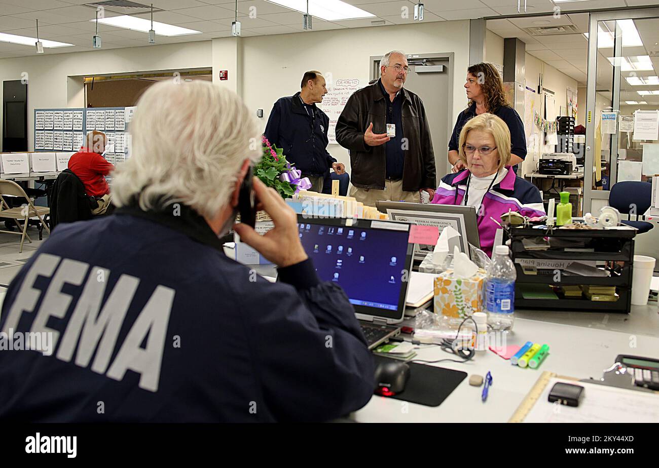 Lincroft, N.J., 9. Januar 2013 FEMA-Administrator Craig Fugate besucht das Joint Field Office (JFO), um wertvolle Programmaktualisierungen und wichtige Informationen von den Notfallmanagern zu erhalten. Die Mission der FEMA besteht darin, unsere Bürger und Ersthelfer zu unterstützen, um sicherzustellen, dass wir als Nation zusammenarbeiten, um unsere Fähigkeit aufzubauen, zu erhalten und zu verbessern, sich auf alle Gefahren vorzubereiten, sie zu schützen, darauf zu reagieren, sich von ihnen zu erholen und sie zu mindern. Adam DuBrowa/FEMA. Hurrikan Sandy Aus New Jersey. Fotos zu Katastrophen- und Notfallmanagementprogrammen, Aktivitäten und Beamten Stockfoto