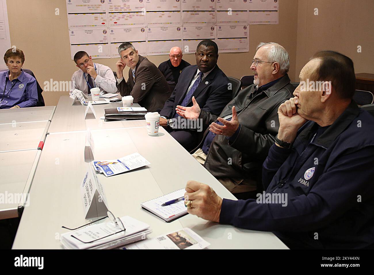 Lincroft, N.J., 9. Januar 2013 FEMA-Administrator Craig Fugate spricht über Katastropheneinsätze im Außendienst und erhält Programmupdates von den leitenden Befehlshabern des Joint Field Office (JFO). Die Mission der FEMA besteht darin, unsere Bürger und Ersthelfer zu unterstützen, um sicherzustellen, dass wir als Nation zusammenarbeiten, um unsere Fähigkeit aufzubauen, zu erhalten und zu verbessern, sich auf alle Gefahren vorzubereiten, sie zu schützen, darauf zu reagieren, sich von ihnen zu erholen und sie zu mindern. Adam DuBrowa/FEMA. Hurrikan Sandy Aus New Jersey. Fotos zu Katastrophen- und Notfallmanagementprogrammen, Aktivitäten und Beamten Stockfoto