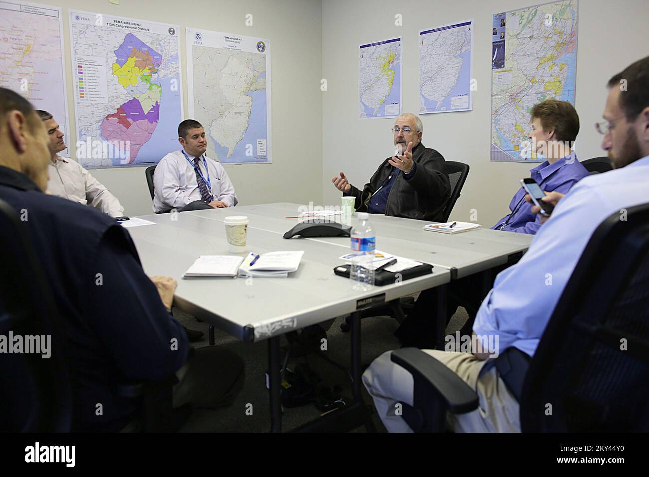 Lincroft, N.J., 9. Januar 2013 FEMA-Administrator Craig Fugate spricht über Katastropheneinsätze im Außendienst und erhält Programmupdates von den leitenden Befehlshabern des Joint Field Office (JFO). Die Mission der FEMA besteht darin, unsere Bürger und Ersthelfer zu unterstützen, um sicherzustellen, dass wir als Nation zusammenarbeiten, um unsere Fähigkeit aufzubauen, zu erhalten und zu verbessern, sich auf alle Gefahren vorzubereiten, sie zu schützen, darauf zu reagieren, sich von ihnen zu erholen und sie zu mindern. Adam DuBrowa/FEMA. Hurrikan Sandy Aus New Jersey. Fotos zu Katastrophen- und Notfallmanagementprogrammen, Aktivitäten und Beamten Stockfoto