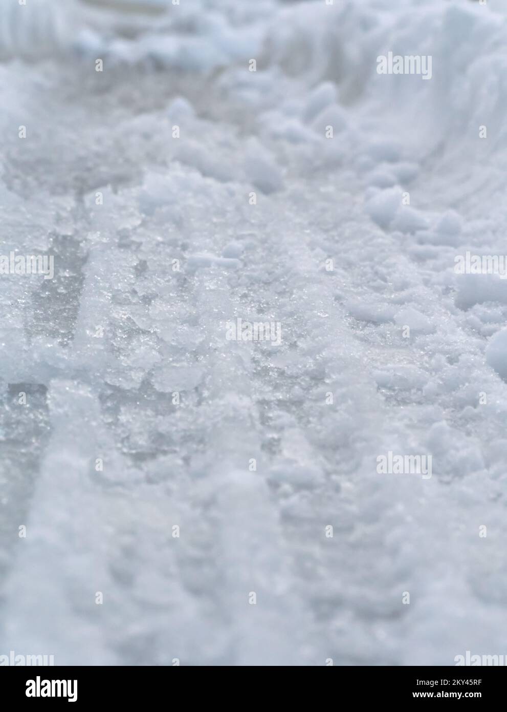Reifenspuren auf dem Schnee im Winter 2022 in Vancouver, British Columbia, Kanada Stockfoto