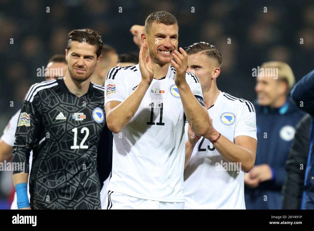 Edin Dzeko aus Bosnien und Herzegowina feiert den Sieg mit seinen Teamkollegen nach Runde 5 des Spiels der UEFA Nations League zwischen Bosnien und Herzegowina und Montenegro am 23. September 2022 im Bilino-Polje-Stadion in Zenica. Foto: Armin Durgut/PIXSELL Stockfoto