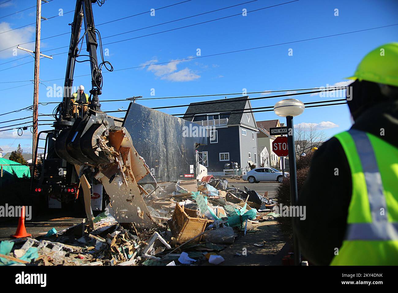 Lavallette, N.J., 17. Januar 2013 Nachdem Hurrikan Sandy die Küstengemeinde verwüstet hatte, beginnen die Trümmerabbauteams, die Trümmer zu entfernen, während die Wiederaufbaumaßnahmen in vollem Gange sind. FEMA Öffentliche Unterstützung Kategorie A Entfernung von Trümmern wird durchgeführt, um die Operation zu finanzieren und die Straßen zu reinigen. AdamDuBrowa/FEMA. Hurrikan Sandy Aus New Jersey. Fotos zu Katastrophen- und Notfallmanagementprogrammen, Aktivitäten und Beamten Stockfoto