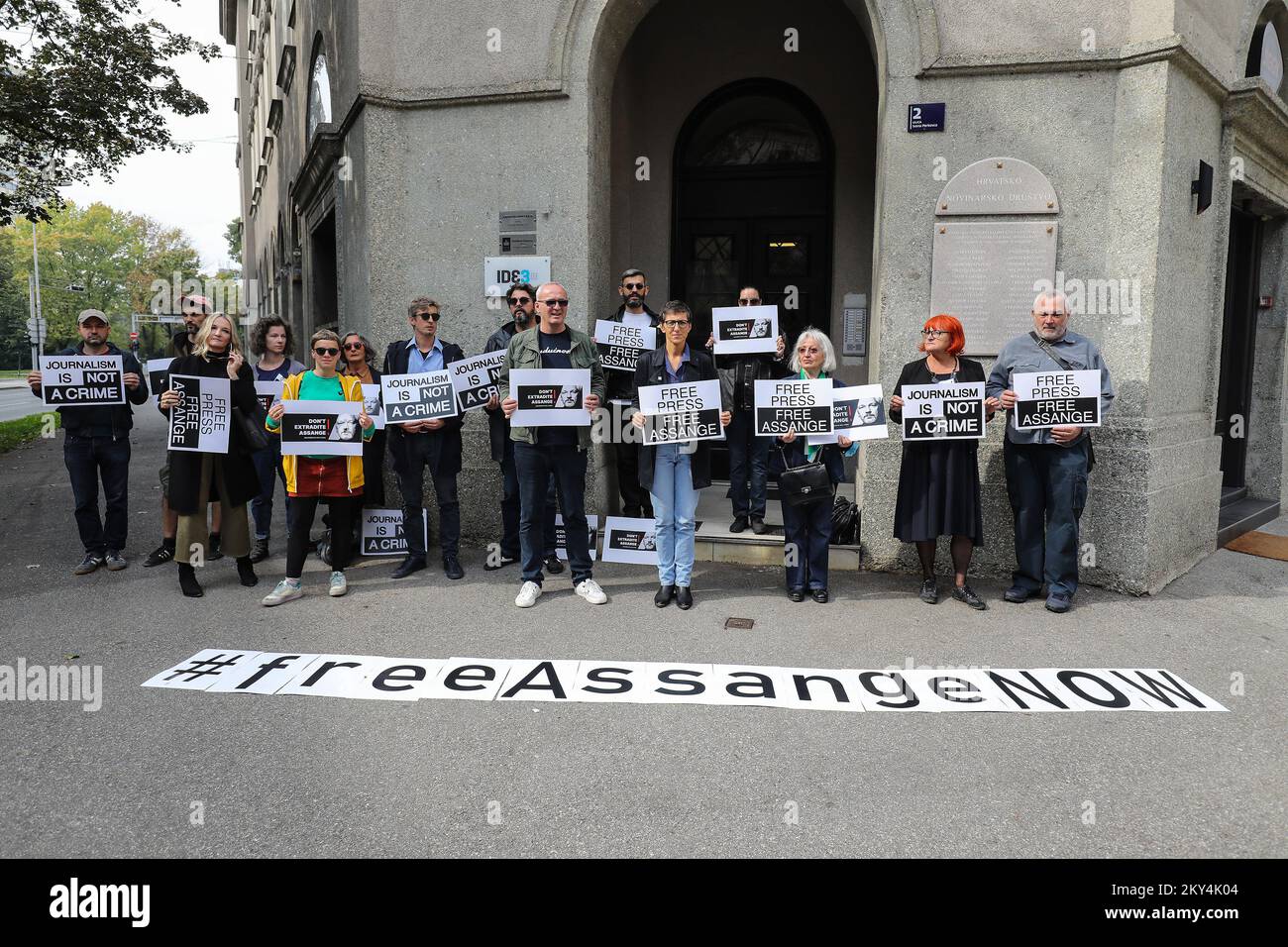 Protestkundgebung zur Unterstützung der Maßnahmen der Internationalen Journalistenvereinigung (IFJ) und der Europäischen Journalistenvereinigung zur Verhinderung der Auslieferung von Julian Assange, organisiert von der Union kroatischer Journalisten und der Kroatischen Journalistenvereinigung, am 8. Oktober 2022 in Zagreb, Kroatien. Foto: Jurica Galoic/PIXSELL Stockfoto