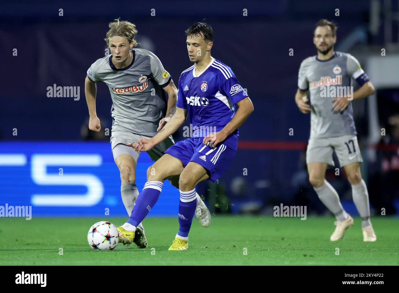 ZAGREB, KROATIEN - 11. OKTOBER: Dario Spikic von Dinamo Zagreb in Aktion Maurits Kjaergaard von RB Salzburg beim UEFA Champions League-Spiel der Gruppe E zwischen Dinamo Zagreb und dem FC Salzburg am 11. Oktober 2022 im Maksimir-Stadion in Zagreb, Kroatien. Foto: Igor Kralj/PIXSELL Stockfoto