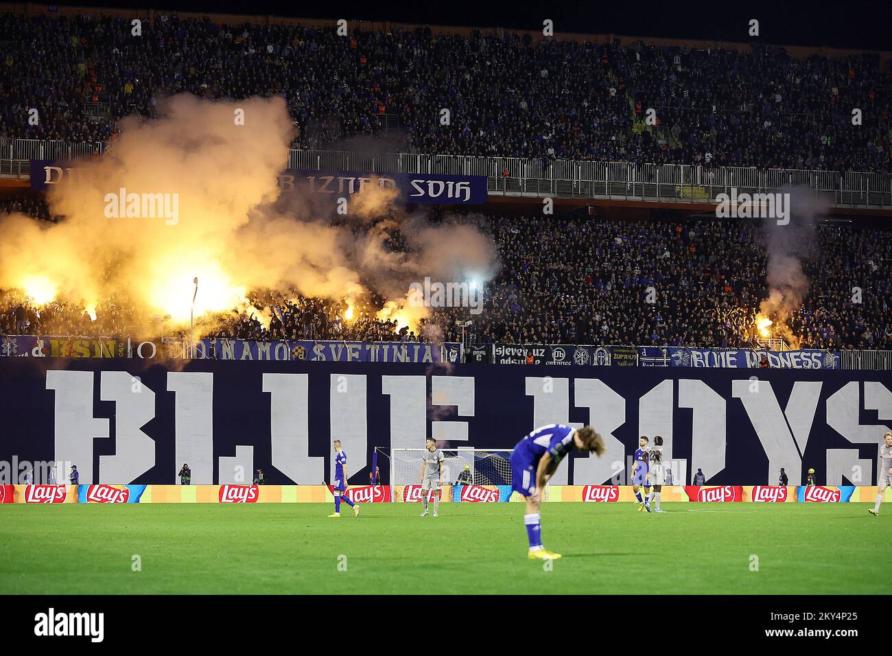 ZAGREB, KROATIEN - 11. OKTOBER: Fanflair der Dinamo Bad Blue Boys beim UEFA Champions League-Spiel der Gruppe E zwischen Dinamo Zagreb und dem FC Salzburg am 11. Oktober 2022 im Maksimir-Stadion in Zagreb, Kroatien. Foto: Goran Stanzl/PIXSELL Stockfoto