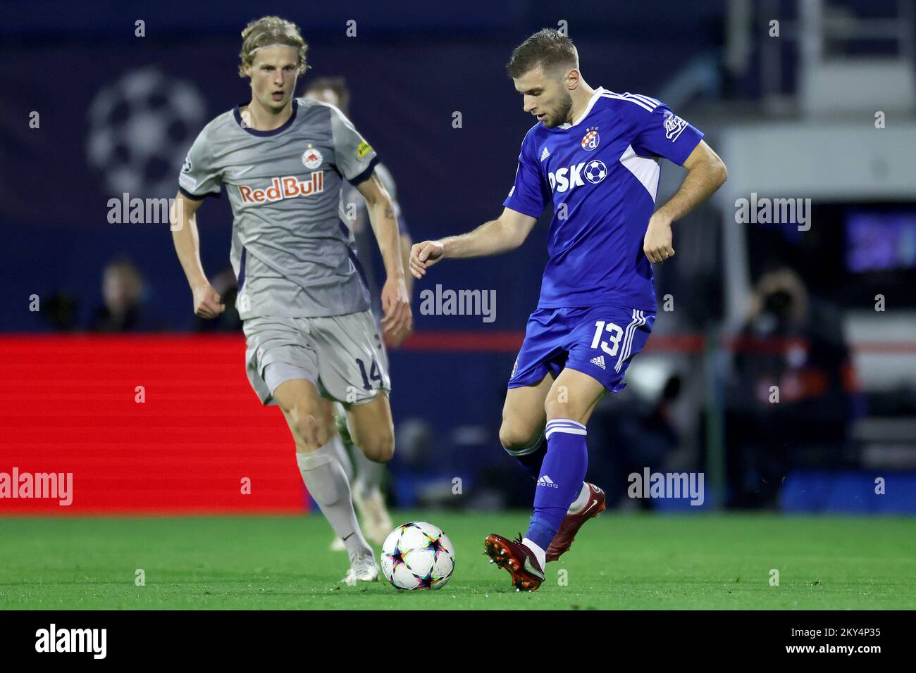 ZAGREB, KROATIEN - 11. OKTOBER: Maurits Kjaergaard von RB Salzburg im Einsatz mit Stefan Ristovski von Dinamo Zagreb beim UEFA Champions League-Spiel der Gruppe E zwischen Dinamo Zagreb und dem FC Salzburg am 11. Oktober 2022 im Maksimir-Stadion in Zagreb, Kroatien. Foto: Igor Kralj/PIXSELL Stockfoto