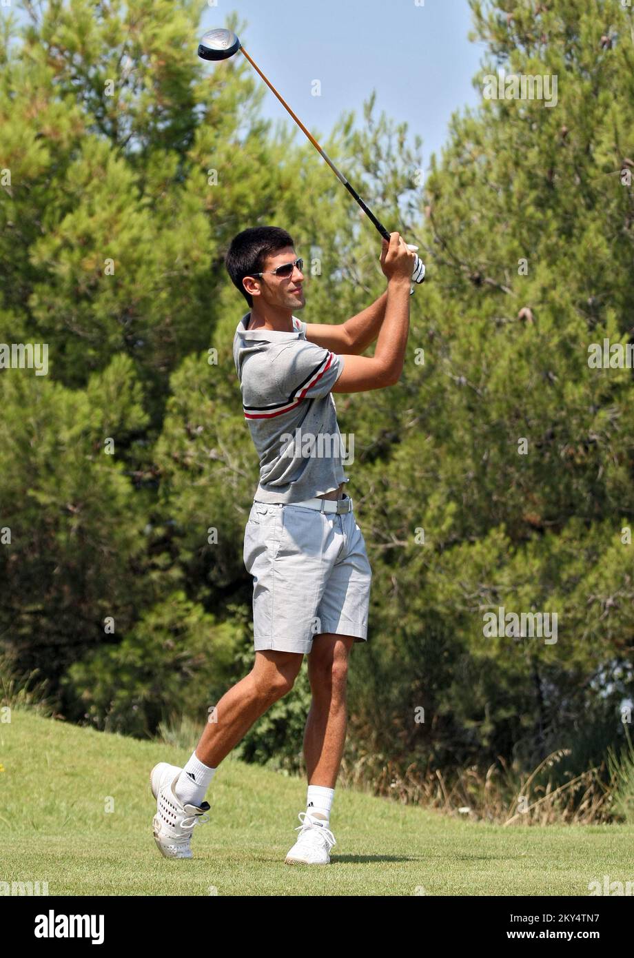 Novak Djokovic in Aktion während einer Runde Golf in Kroatien. Stockfoto