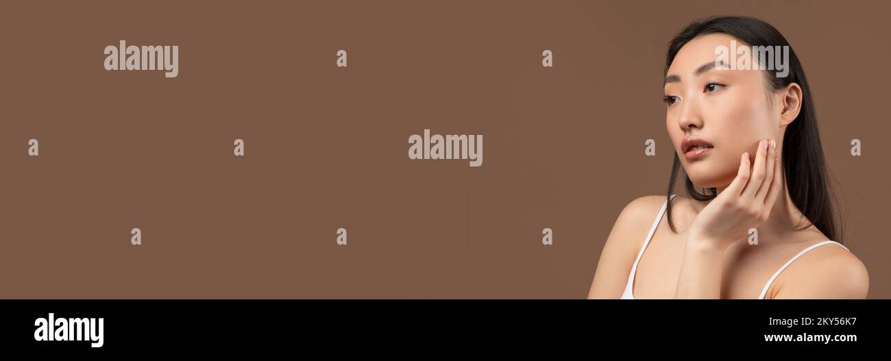 Schönheitswerbung. Attraktive Asiatische Frau Mit Glatter Haut Und Braunem Hintergrund Stockfoto
